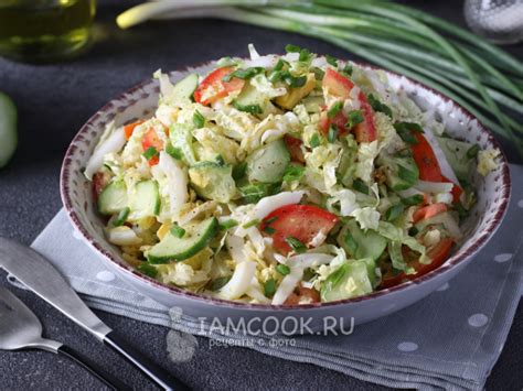 Азиатский стиль: вкусный салат с капустой, огурцом и помидором