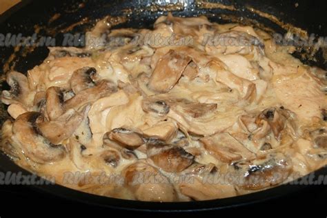 Ароматное куриное филе с грибами и сливочным соусом