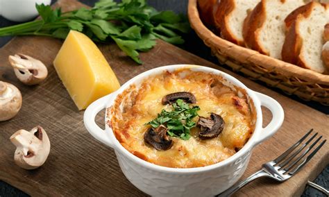Вегетарианский жульен с овощами и сыром