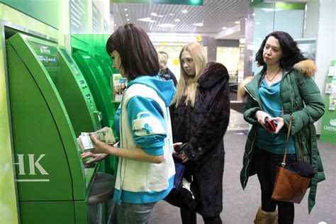 Возможные ограничения и комиссии при переводе через банкомат