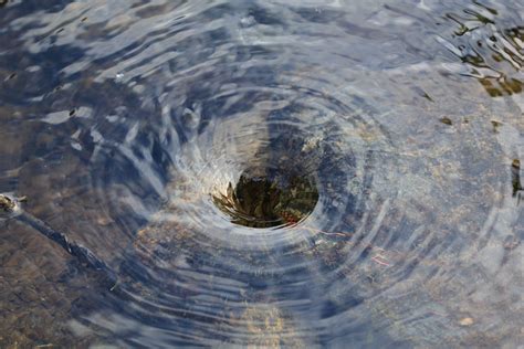 Воронка в воде с помощью батареек