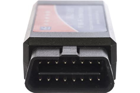 Вставьте адаптер ELM 327 в порт