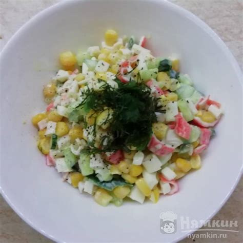 Декорируем салат свежими огурцами и зеленью