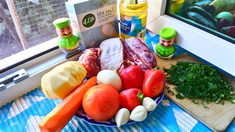 Добавление овощей и мяса