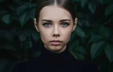 Добавьте портретное фото и контактную информацию