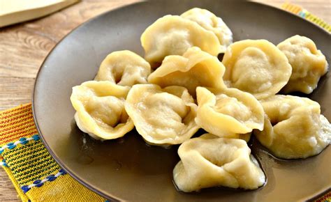 Домашние пельмени с начинкой из белых грибов