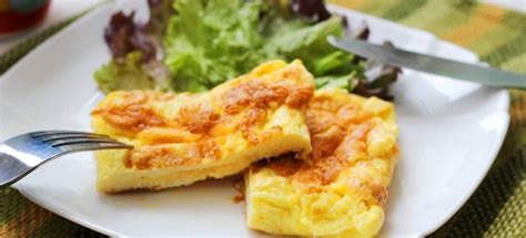 Жареные яйца с сыром и специями