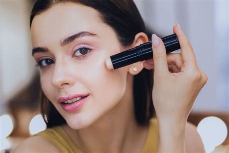Забудьте о покраснениях на лице с консилерами Maybelline