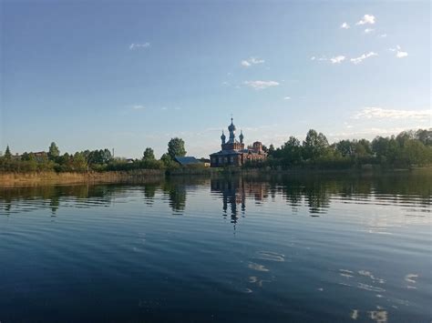 Загадка озера с острой смесью белой и зеленой воды
