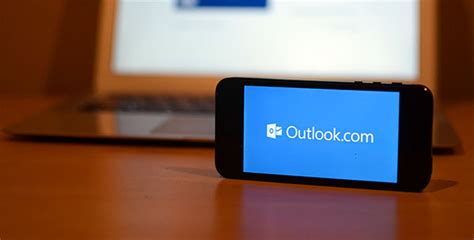 Загрузка и установка Outlook на iPhone 11