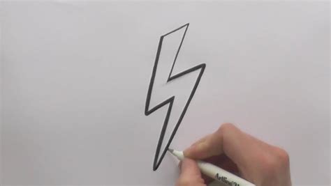 Закончите рисование молнии