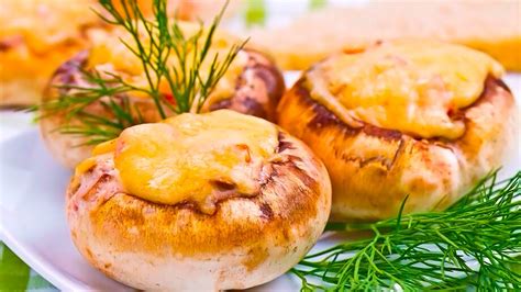 Запеченные белые грибы с сыром и зеленью