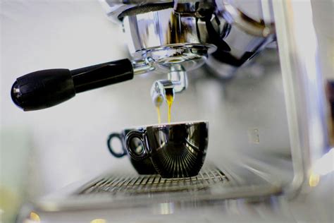 Запуск процесса очистки кофемашины лимонным раствором