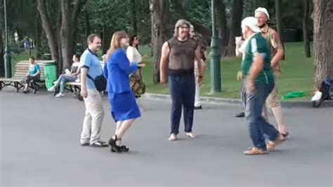 Засовывание головы в песок: народные представления и реальность
