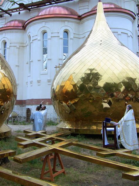 Изображение луков, башен и крестов