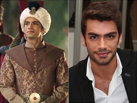 Имя актера и его роль в сериале