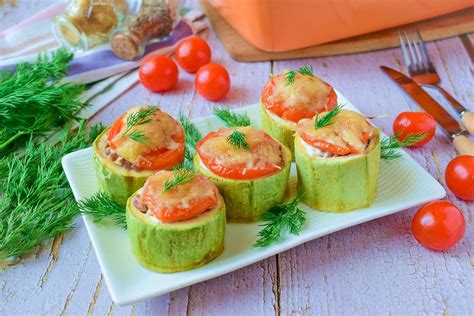 Ингредиенты для приготовления фаршированных кабачков с фаршем и сыром