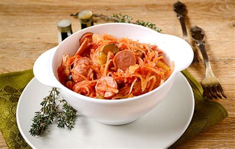 Ингредиенты для солянки из квашеной капусты с сосисками