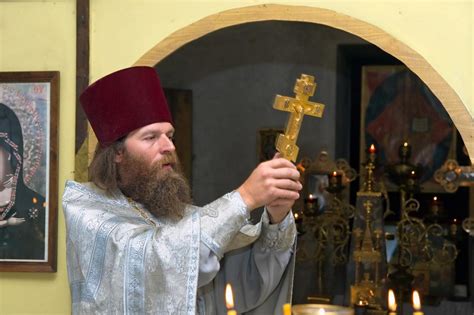 Исторические прецеденты: головные уборы в церкви