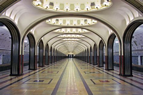 История роскошных артефактов в заброшенных станциях метро Москвы
