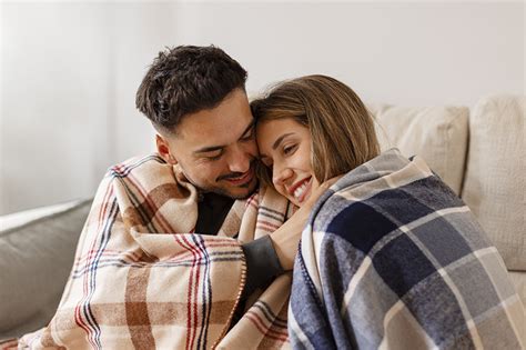 Как определить, что человек влюблен в вас: 7 явных признаков