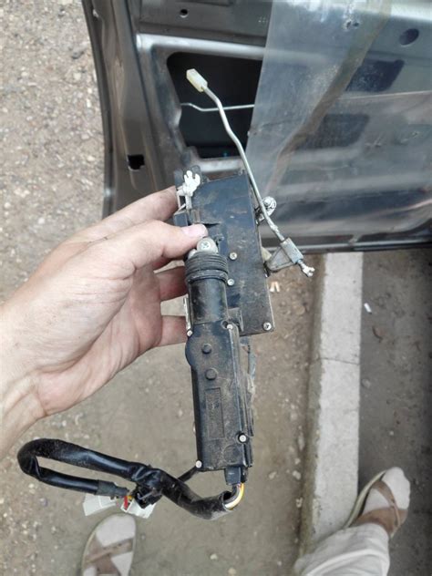 Как открыть дверь автомобиля Нива Шевроле