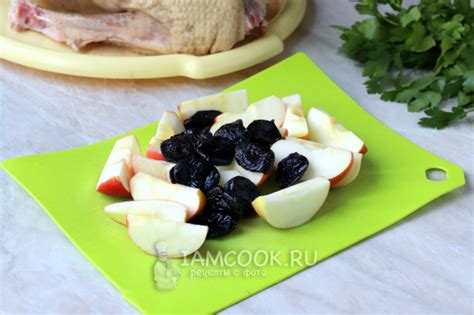Как приготовить гуся с яблоками и черносливом