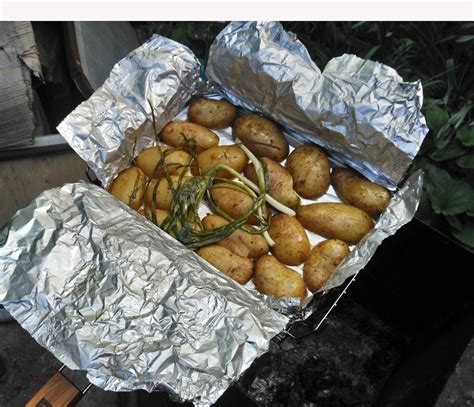 Картошка в фольге на мангале