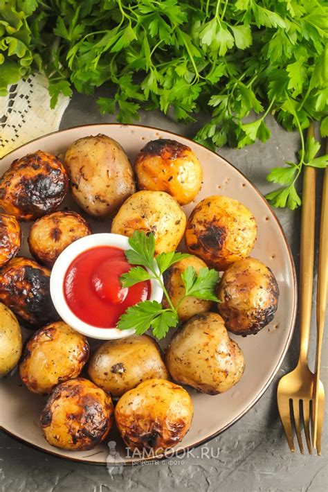 Картошка на шампурах с зеленью и чесноком