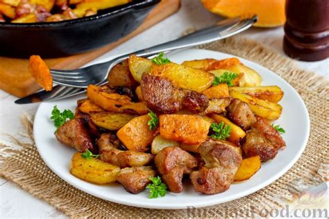 Картошка-гарнир с жареным свининым мясом
