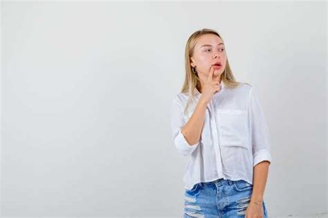 Когда следует обратиться к врачу при шишке на языке
