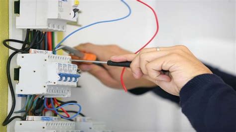 Консультация с электриком для измерения мощности розетки