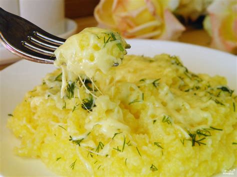 Кукурузная каша с сыром и зеленью