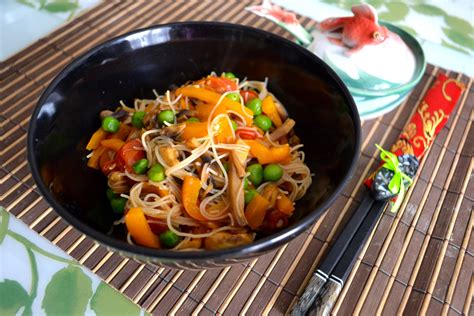 Легкая и пикантная: лапша с овощами и томатным соусом
