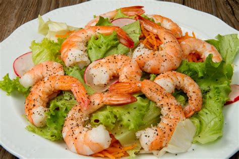 Легкий салат с креветками: сочетание вкуса и свежести
