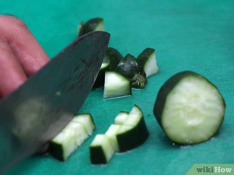 Нарежьте овощи на одинаковые кусочки