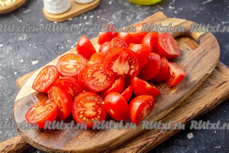 Нарежьте помидоры на кусочки