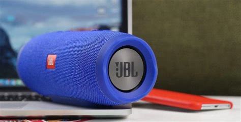 Настройте громкость и наслаждайтесь радио через JBL колонку