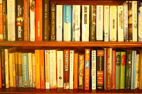 Организовать библиотеку с книгами разных жанров