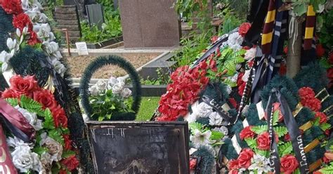 Осквернение могилы: почему цветы не следует кидать туда