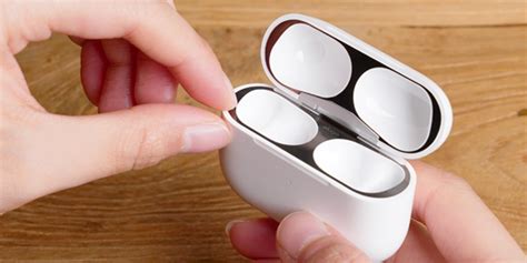Откройте крышку зарядного футляра Airpods Pro