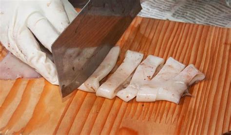 Очистка кальмара от пленки с помощью кухонного ножа