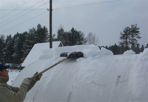 Очистка снега с крыши теплицы