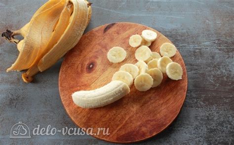 Очищаем и режем бананы