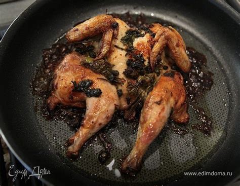 Пикантное свиноплечо с оливками и каперсами