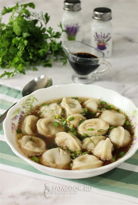 Подайте пельмени горячими с соусом и приправой по вкусу