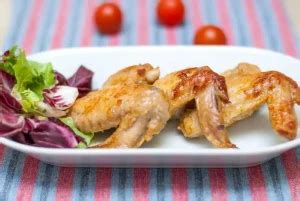 Подача и подготовка куриных крылышек для сервировки