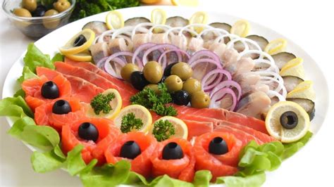 Подача нарезки: тарелки и доски