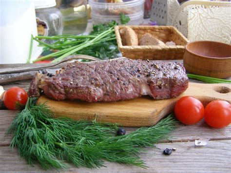 Подача стейка: комбинируй со вкусными соусами и гарнирами