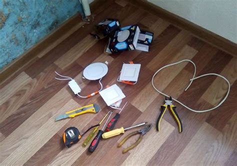 Подготовка инструментов для установки светильников